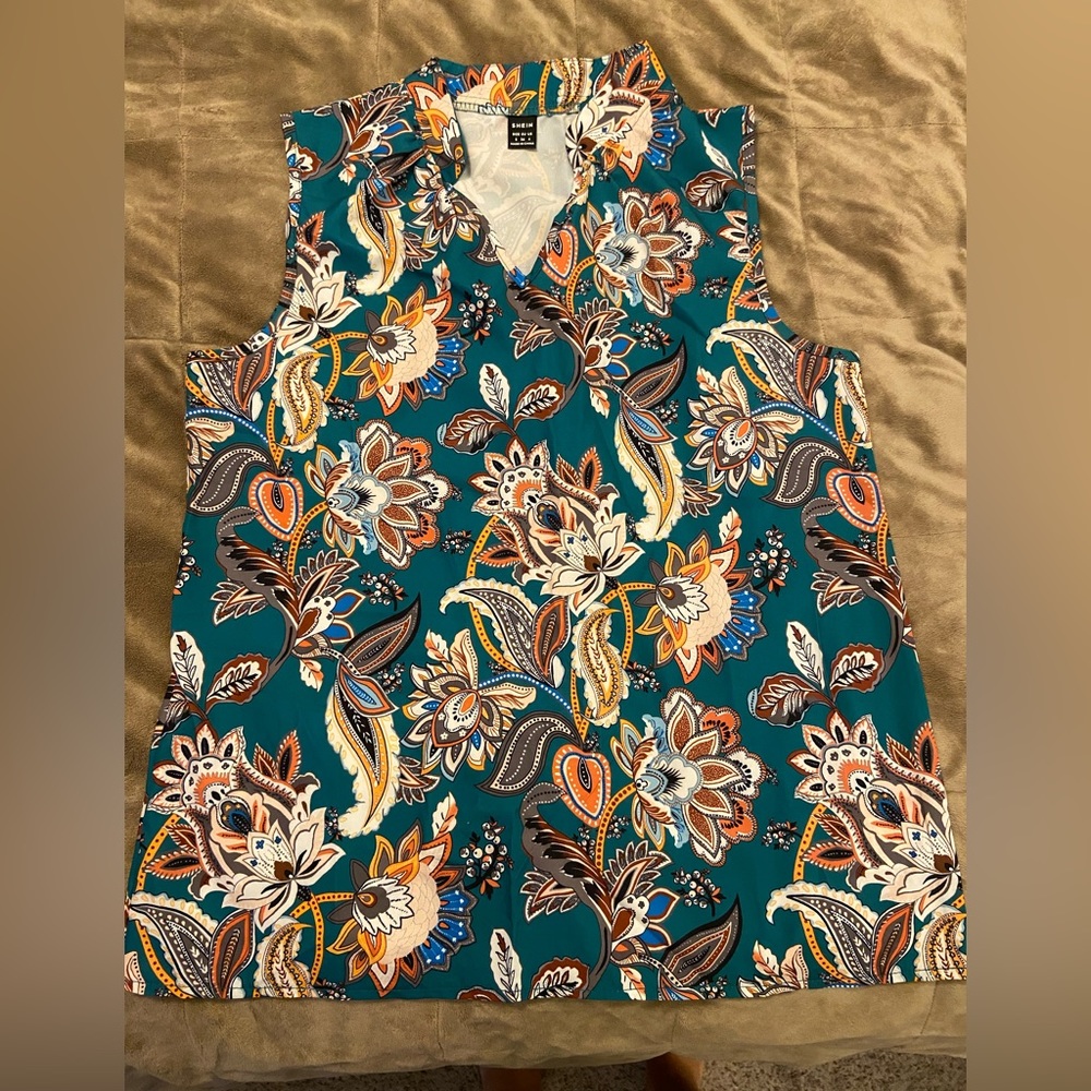 Sleeveless top, size small. A little too small for me so it’s never been worn